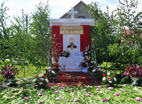 Ołtarz przygotowany przez mieszkańców ulicy Zwycięstwa od Państwa Smaga do końca prawej strony patrząc w kierunku Głogówka oraz ulicy Wodnej