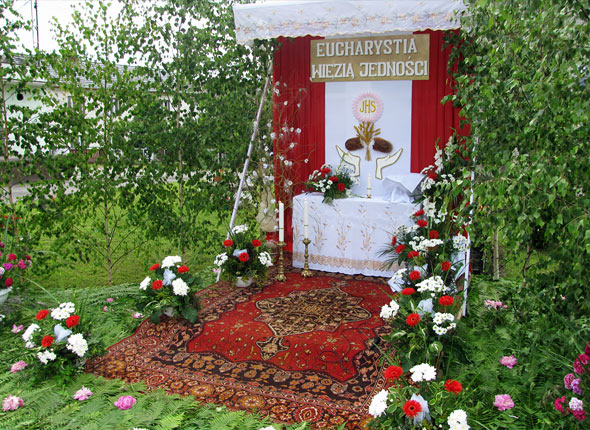 Ołtarz przygotowany przez mieszkańców ulicy Zwycięstwa od Państwa Smaga do końca prawej strony patrząc w kierunku Głogówka oraz ulicy Wodnej