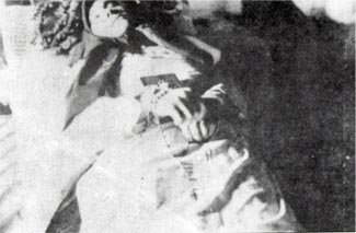 Zamordowana Agafia Zamojska. W dłoniach trzyma obrazek matki Boskiej oraz różaniec. Nie wiadomo, czy został on ułożony po jej śmierci, czy taką zastali ją banderowcy. Foto pochodzi z książki W. Żołnowskiego