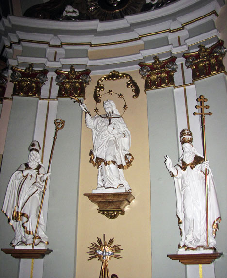 Figura Nepomucena znajduje się między figurami Świętych Grzegorza i Mikołaja
