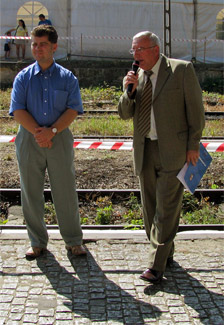 Wicestarosta Józef Skiba z prawej i Starosta Radosław Roszkowski otworzyli imprezę
