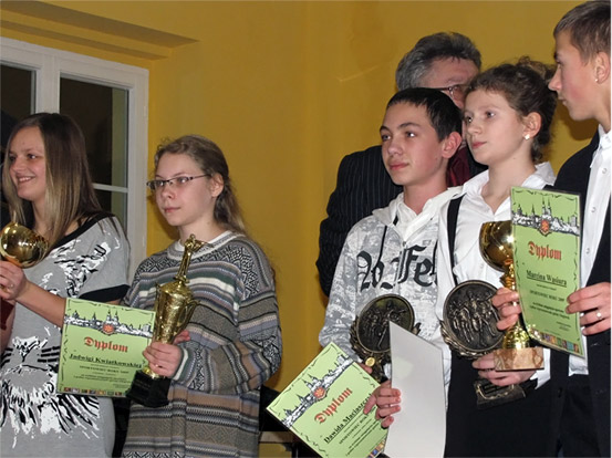 Młodzi sportowcy z Racławic z pamiątkowymi dyplomami i statuetkami