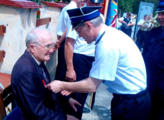 Burmistrz Andrzej Kałamarz odznacza zasłużonego strażaka