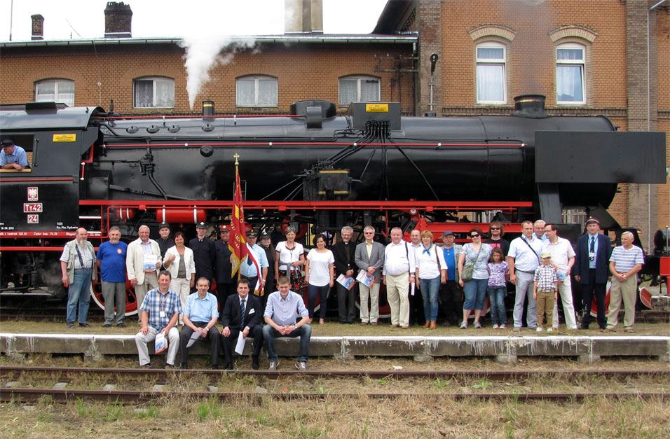 Członkowie SMK Racławice Śląskie przy parowozie Ty42-24 z Pyskowic podczas pikniku kolejowego w Racławicach Śląskich