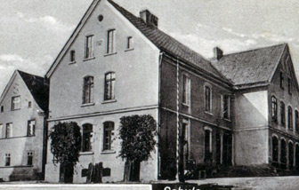 Wybudowany w 1887 roku budynek szkoły istnieje do dziś, a znajduje się przy kościele parafialnym.